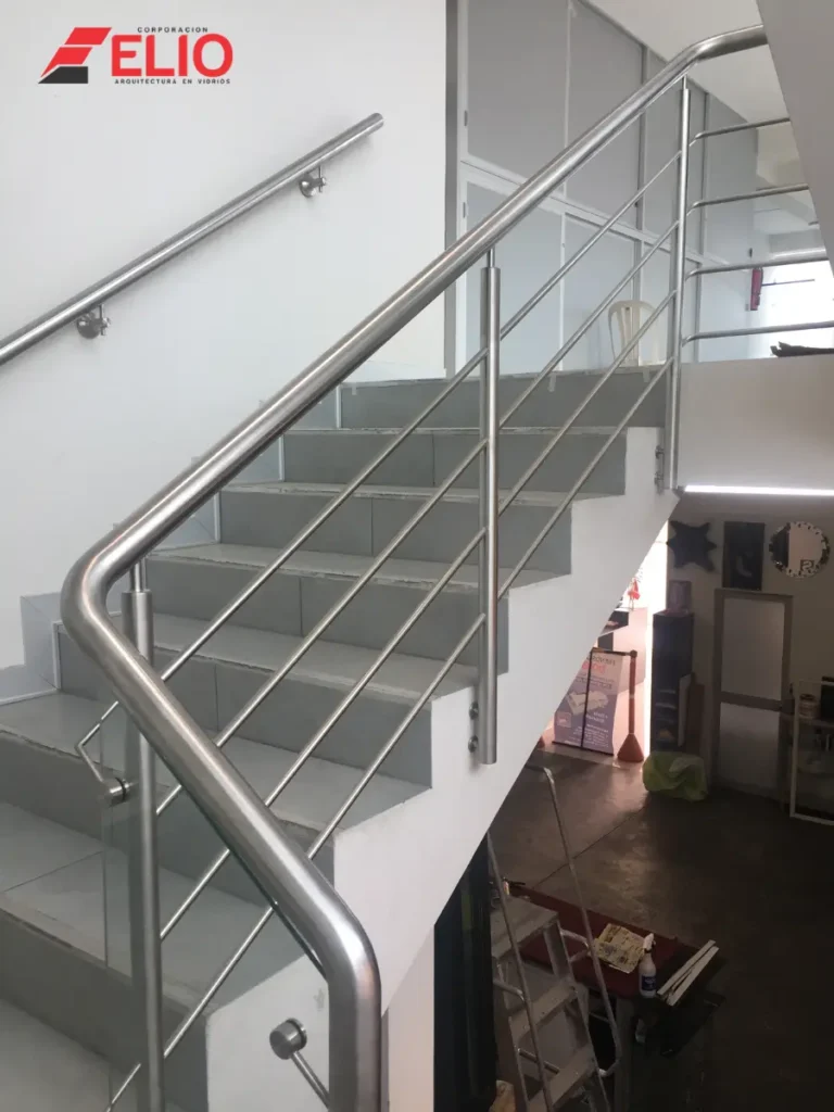 baranda-clasica-con-pasamanos-y-tensores-en-acero-inoxidable