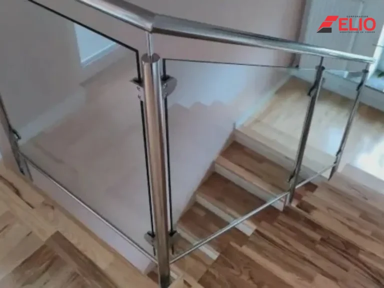 baranda-con-pasamanos-en-acero-inoxidable-con-paredes-de-vidrio-en-lima