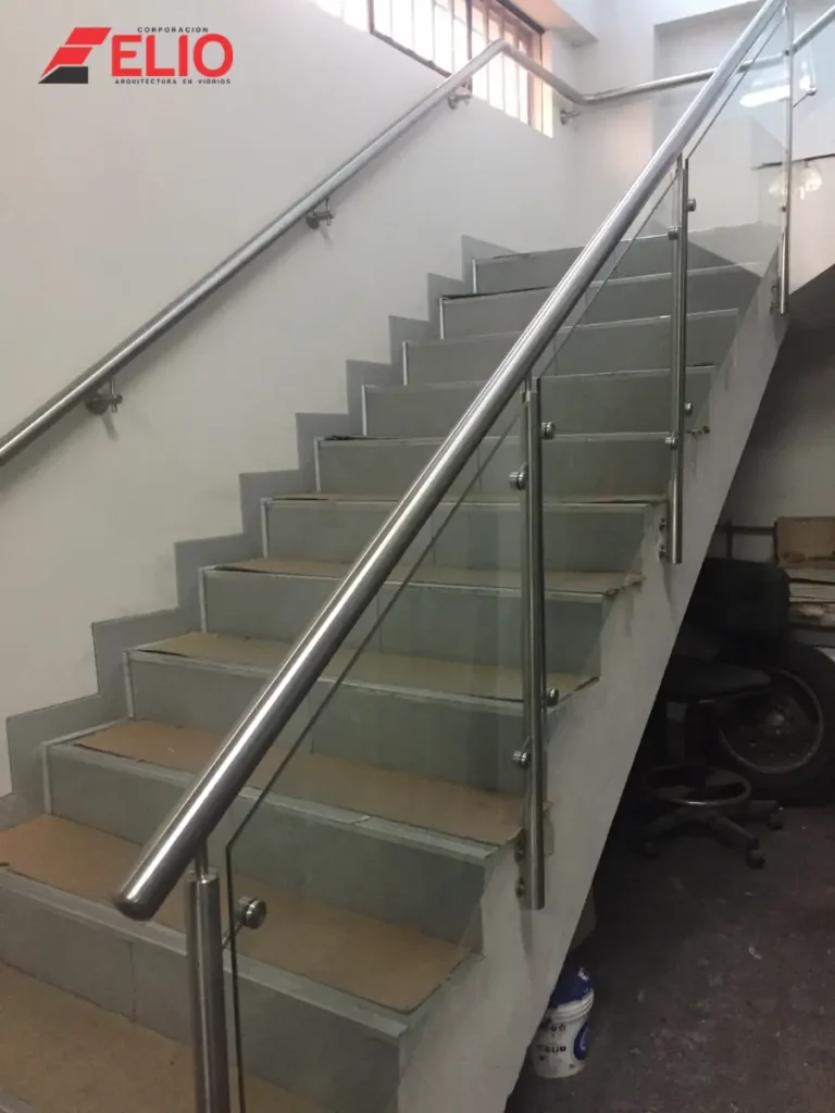 baranda-para-escaleras-en-vidrio-templado-y-acero-inoxidable
