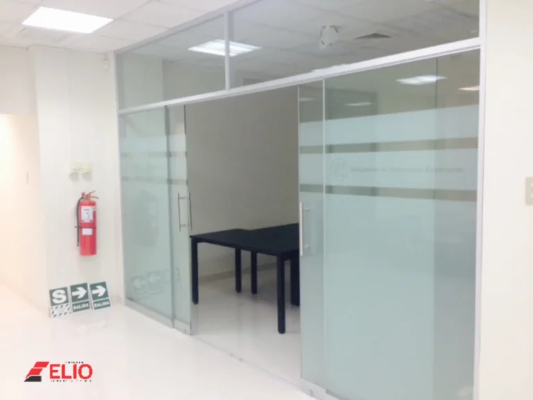 mampara-corrediza-de-aluminio-y-vidrio-sistema-nova-con-puente