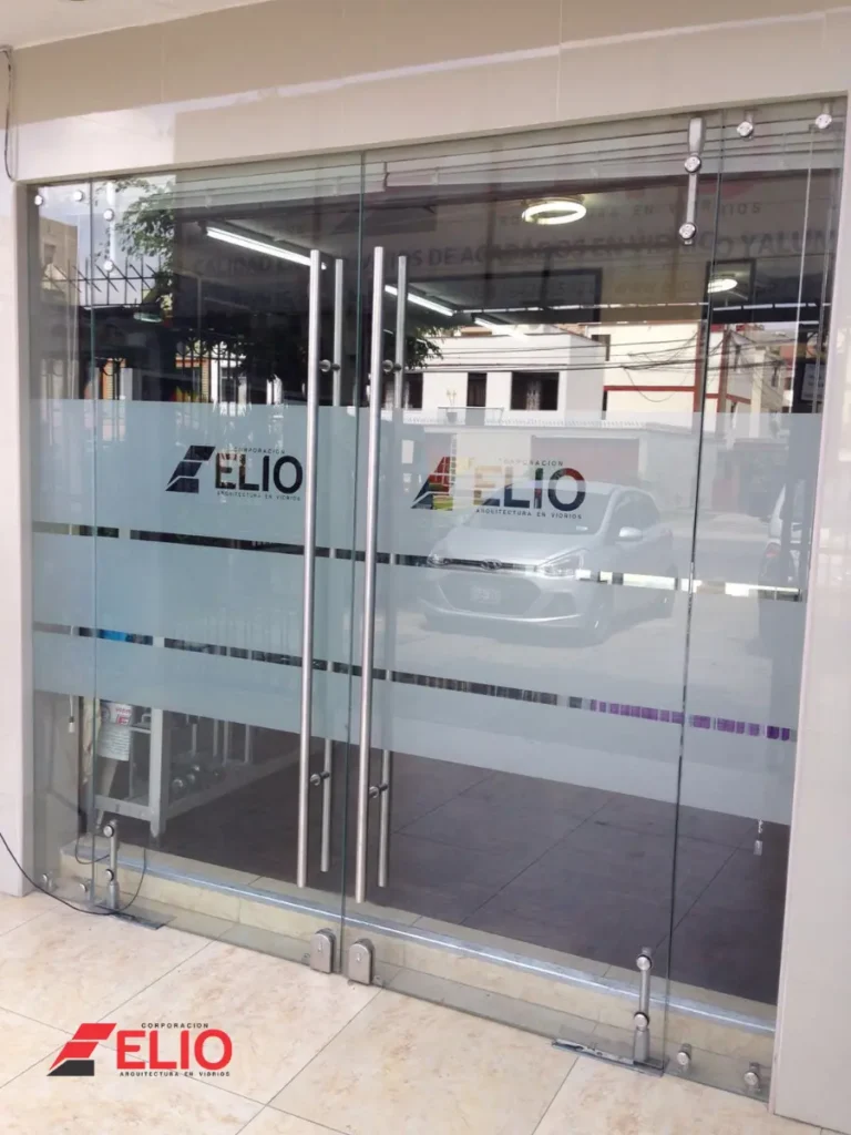 mampara-euro-moderna-con-acero-inoxidable-diseño-minimalista-mayor-seguridad-y-acabados-elegantes