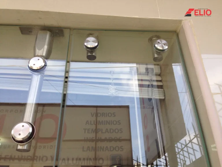 mampara-euro-moderna-con-perfiles-modernos-en-acero-inoxidable