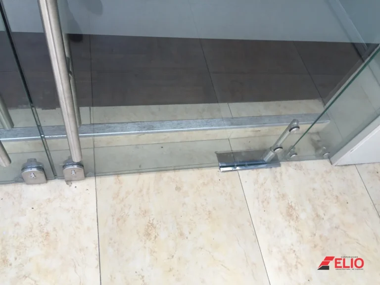 mampara-euro-moderna-cuenta-con-accesorios-en-acero-inoxidable-resistentes-a-la-corrosión