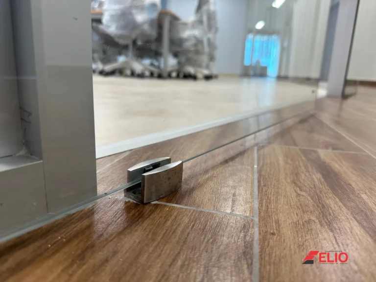 mampara-euro-moderna-elegancia-del-vidrio-y-resistencia-del-acero-inoxidable