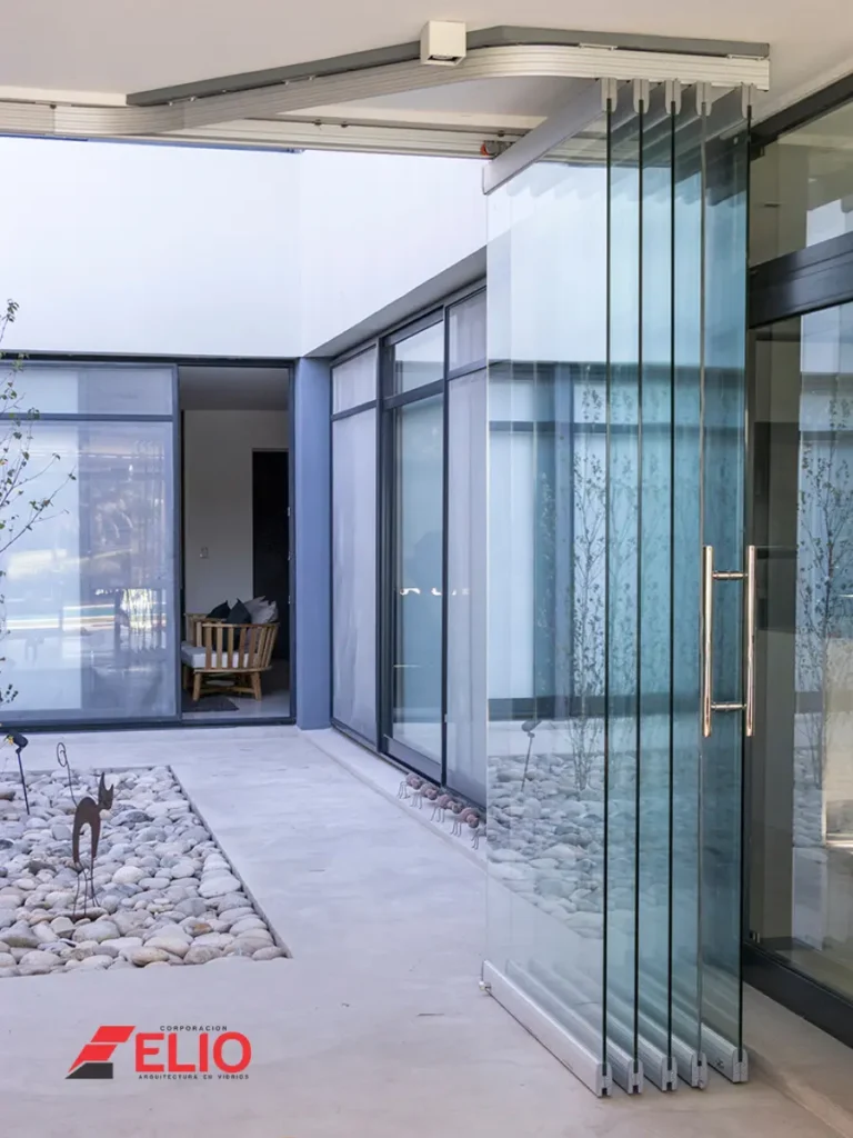 mampara-plegable-con-paneles-de-vidrio