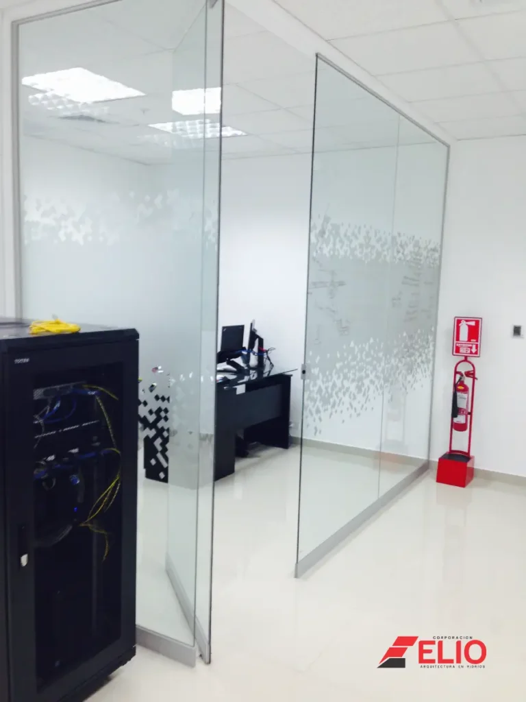 mampara-sistema-nova-con-puerta-batiente