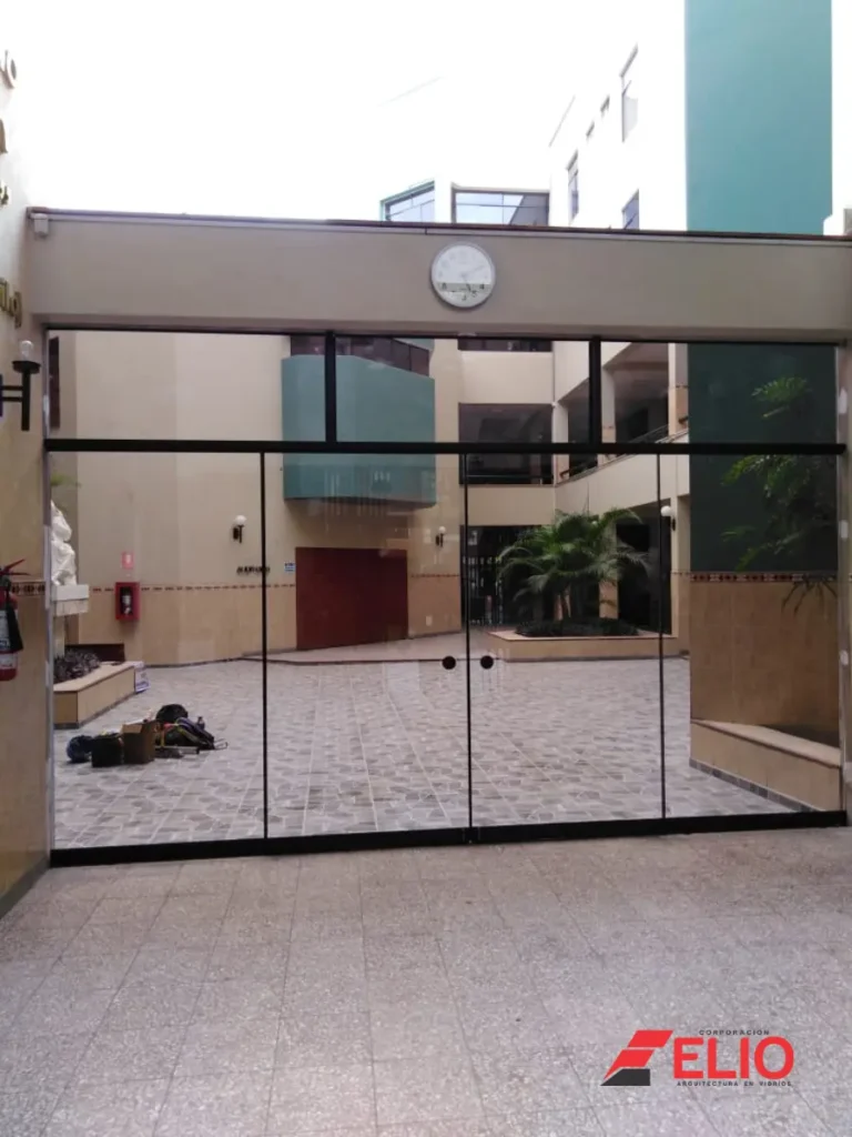 mampara-corrediza-tradicional-de-vidrio-templado-sistema-nova-con-puente