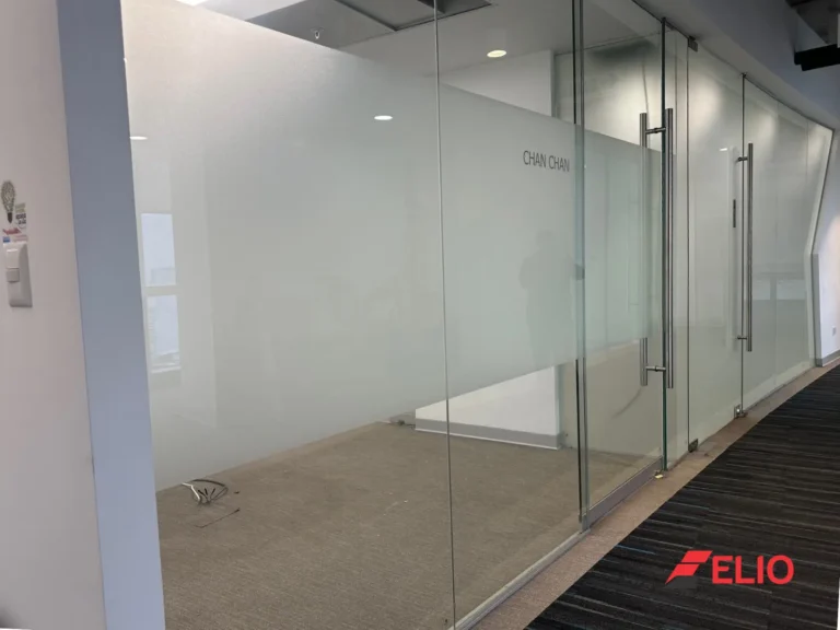 mamparas-sistema-nova-de-vidrio-y-aluminio-con-puerta-corrediza