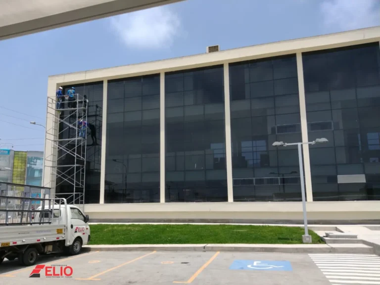 muro-cortina-sistema-convencional-fachada-economica-con-perfiles-de-aluminio-estructural-con-vidrio-templado