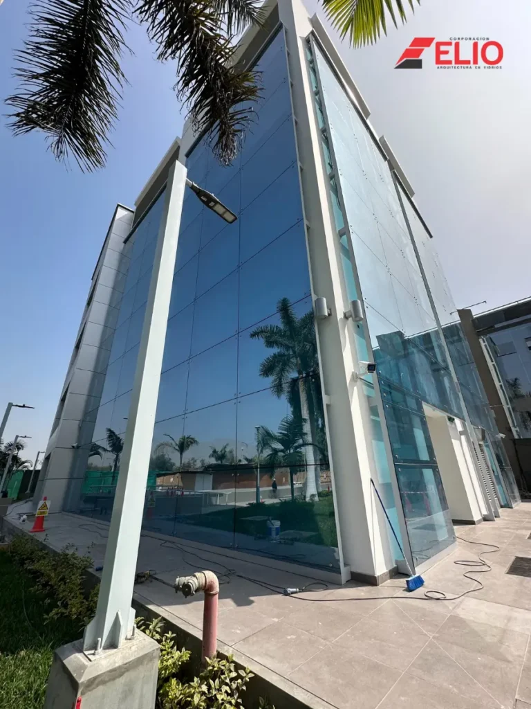 muro-cortina-sistema-spider-fachada-de-vidrio-para-edificios-en-lima