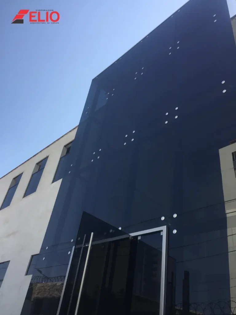 muro-cortina-sistema-spider-fachada-de-vidrio-templado-y-aluminio-para-edificios