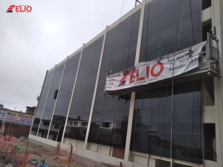 muro-cortina-sistema-stick-montantes-verticales-travesaños-horizontales-y-elementos-de-vidrio