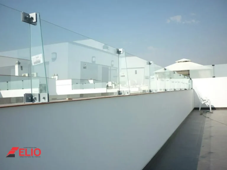 parapeto-de-vidrio-templado-con-accesorios-en-acero-inoxidable-para-vistas-mas-limpias-y-esteticas