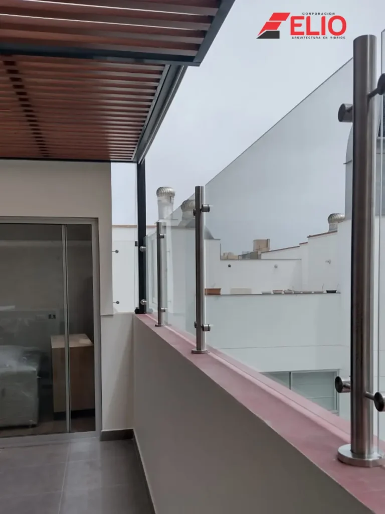 parapetos-de-vidrio-templado-con-accesorios-de-acero-inoxidable
