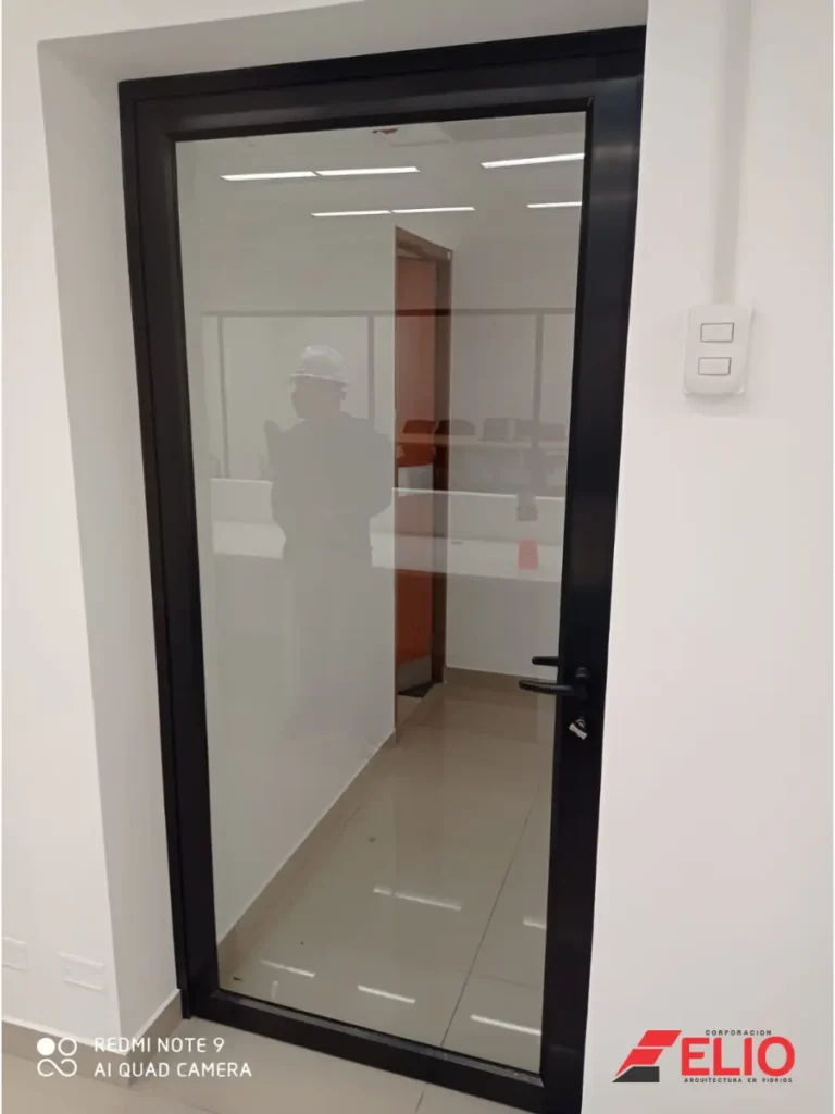 puerta-hermetica-batiente-antiruido-con-aluminio-negro