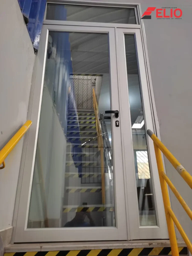 puerta-hermetica-batiente-para-aislar-ruidos-y-controlar-temperatura