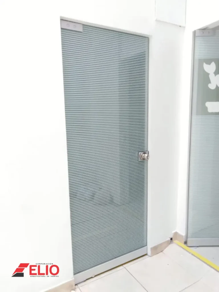 puerta-pivot-clasica-con-vidrio-templado-para-oficinas