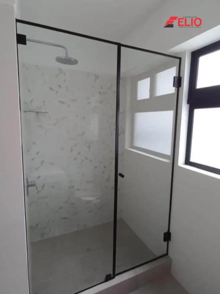 puertas-batientes-para-baños-con-vidrio-y-aluminio-en-lima