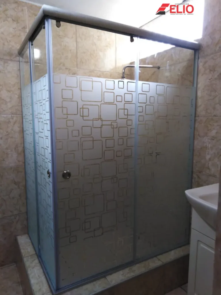 puertas-corredizas-para-baño-en-vidrio-arenado