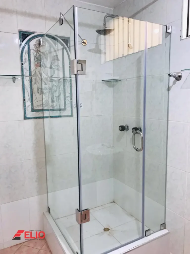 puertas-para-baño-de-aluminio-y-y-vidrio-en-sistema-batiente
