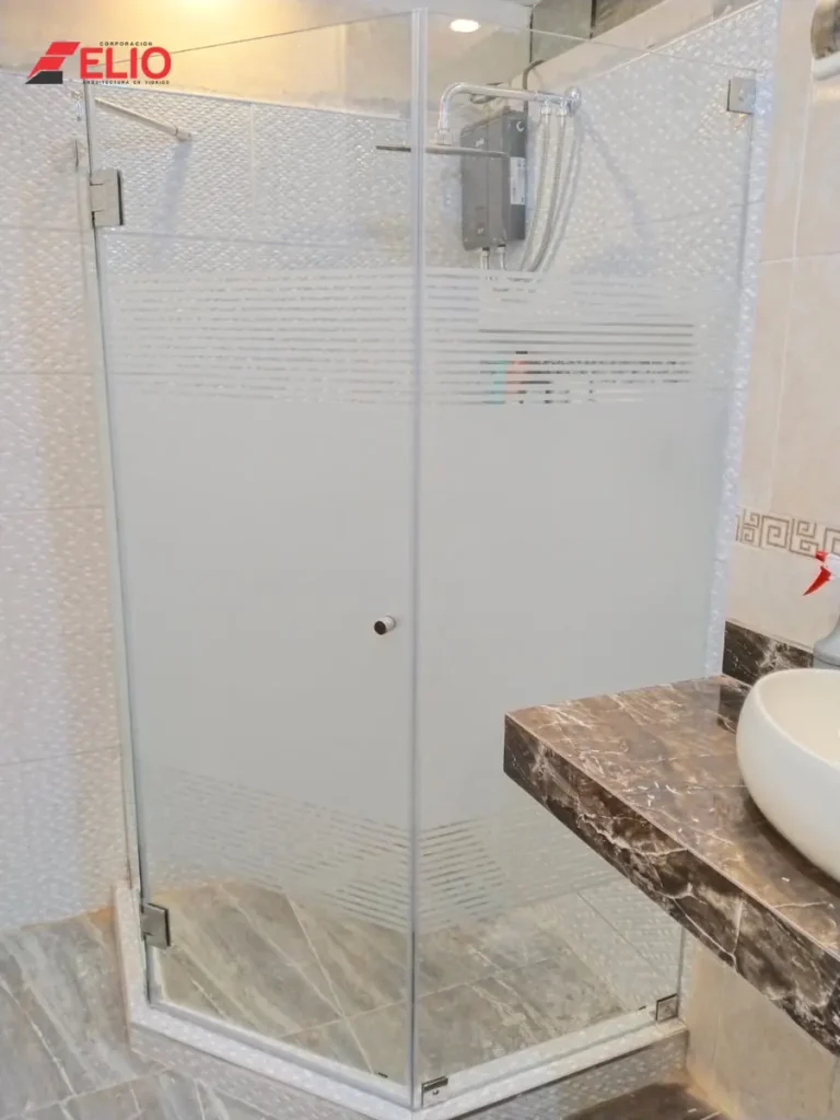 puertas-para-baños-con-sistema-batiente-en-vidrio-templado-y-aluminio