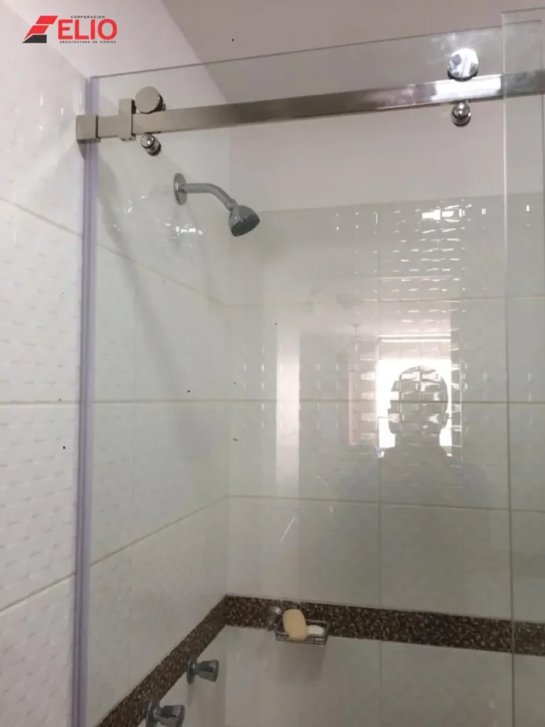 puertas-para-baños-modernas-en-sistema-euro-con-accesorios-en-acero-inoxidable