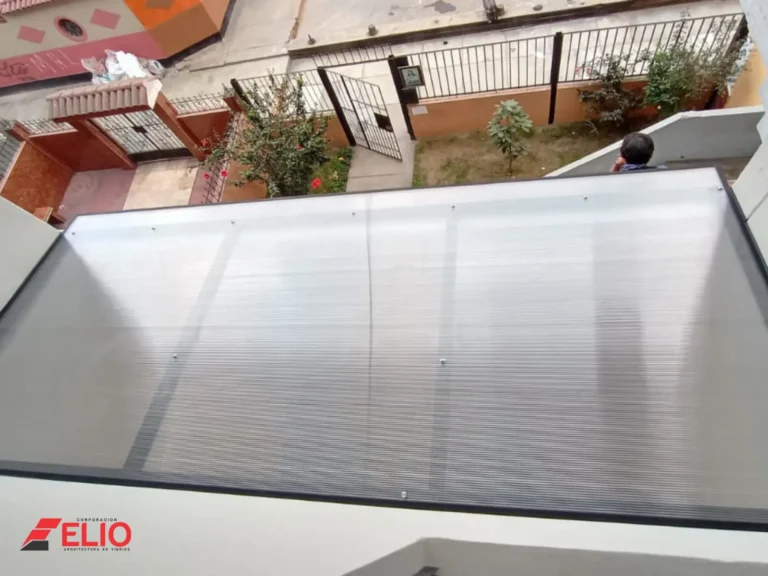 techo-fijo-de-policarbonato-con-aluminio-negro