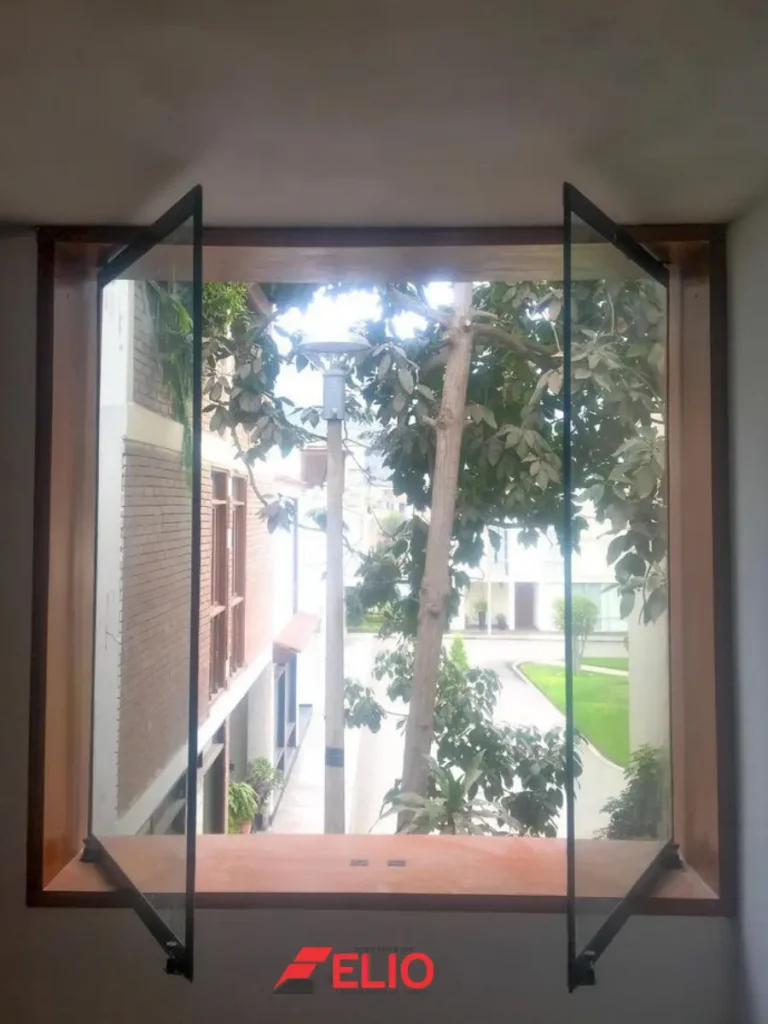 ventana-clasica-de-vidrio-y-aluminio-modelo- pivot-en-lima