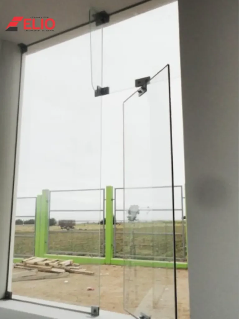 ventana-clasica-pivot-en-vidrio-y-aluminio