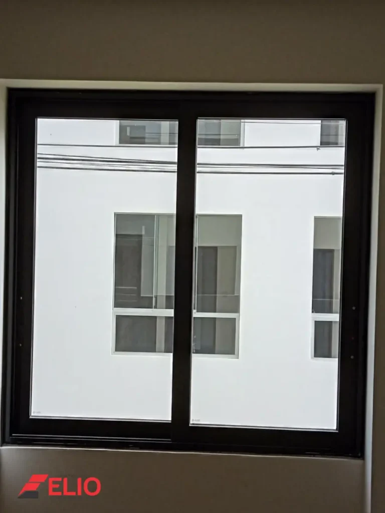 ventana-hermetica-antiruido-con-sistema-corredizo-serie-25-de-aluminio-en-color-negro